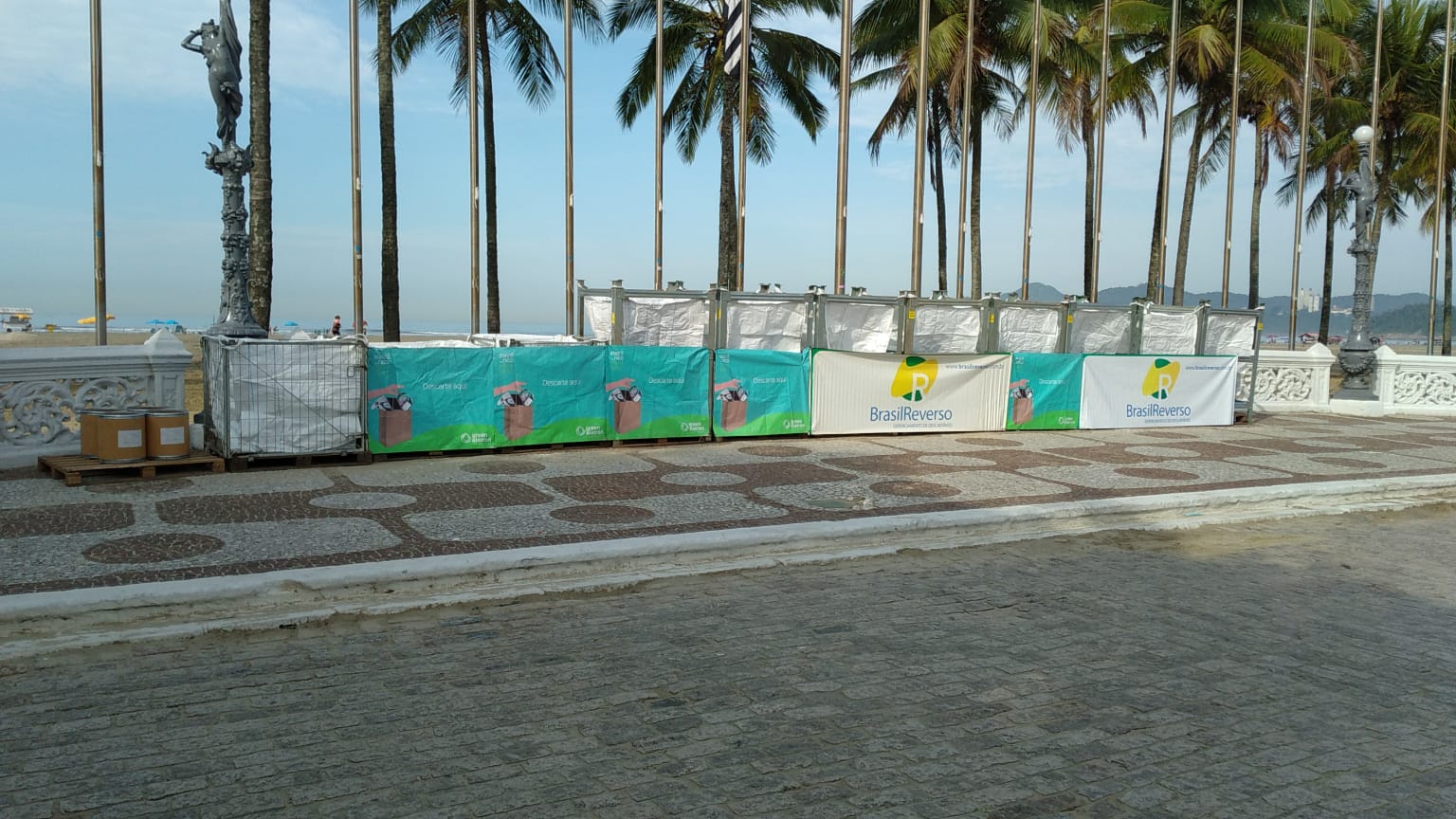 Foto de “Praia Reversa”: população faz sua parte na logística reversa e destina seu lixo eletrônico durante Drive-Thru Sustentável com a BrasilReverso em Santos (SP).