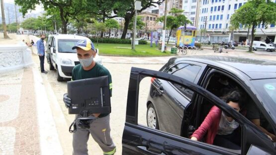 Drive-thru em Santos recolhe meia tonelada de lixo eletrônico